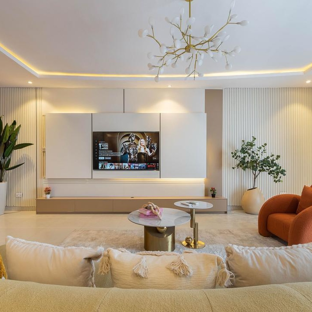 Skyline Serenity: Penthouse with Pool & Views