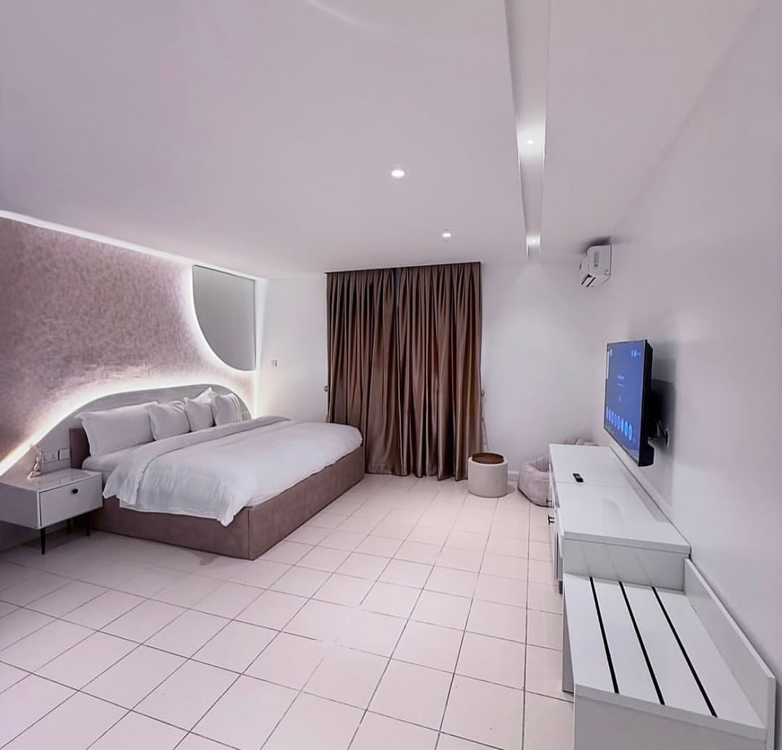 Smart Luxury: Mabushi 2BR with Pool & 24/7 Comfort