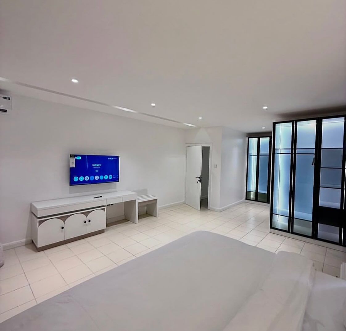 Smart Luxury: Mabushi 2BR with Pool & 24/7 Comfort