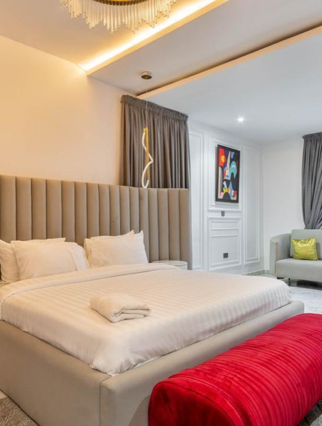 Luxury Ikate Shortlet: 2BR with Chef & PS5