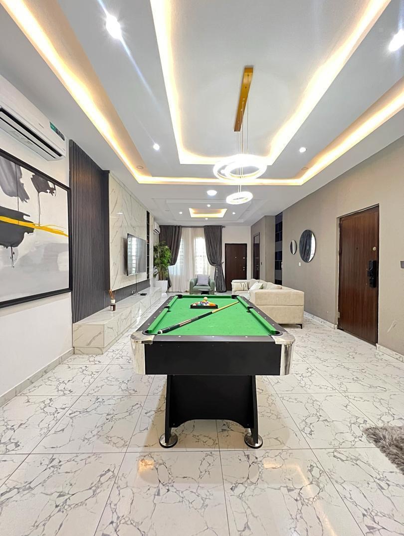 Luxury Ikate Shortlet: 2BR with Chef & PS5