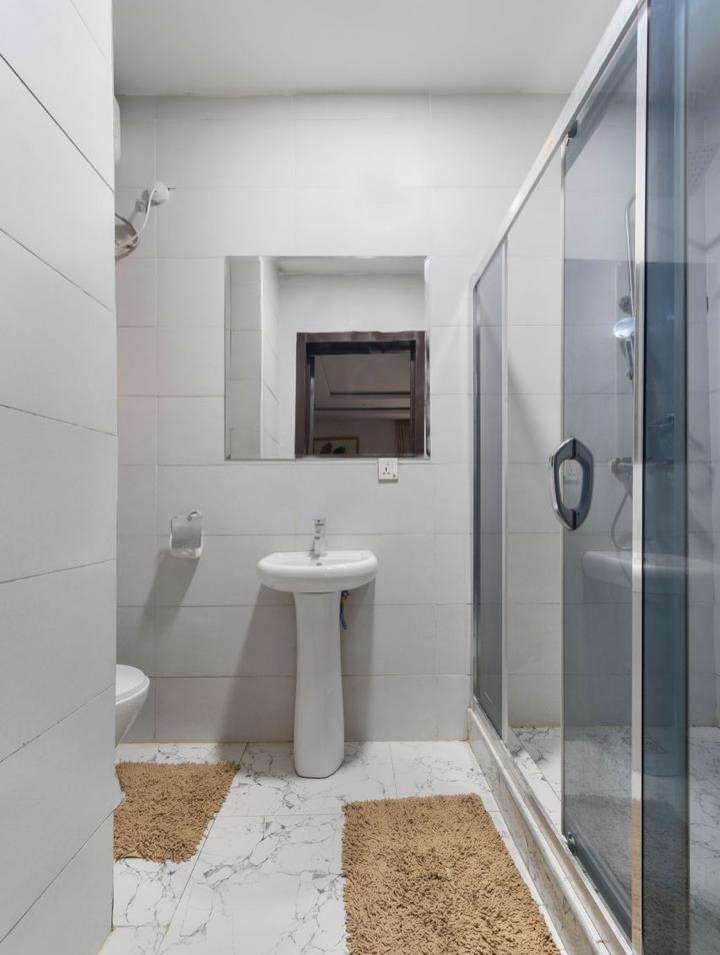 Luxury Ikate Shortlet: 2BR with Chef & PS5