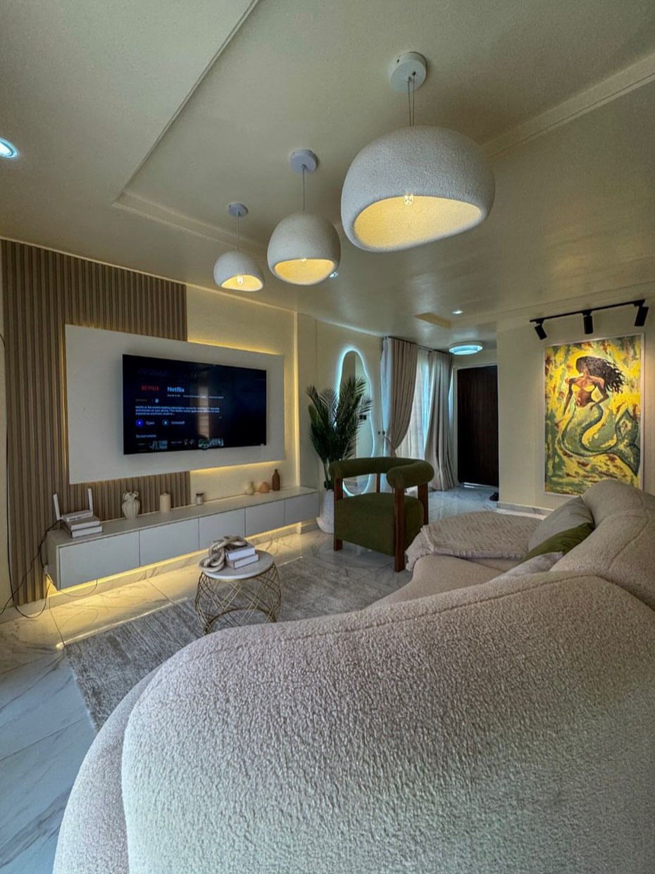 Lekki Penthouse: 2 Balconies, Chef & Smart Luxury