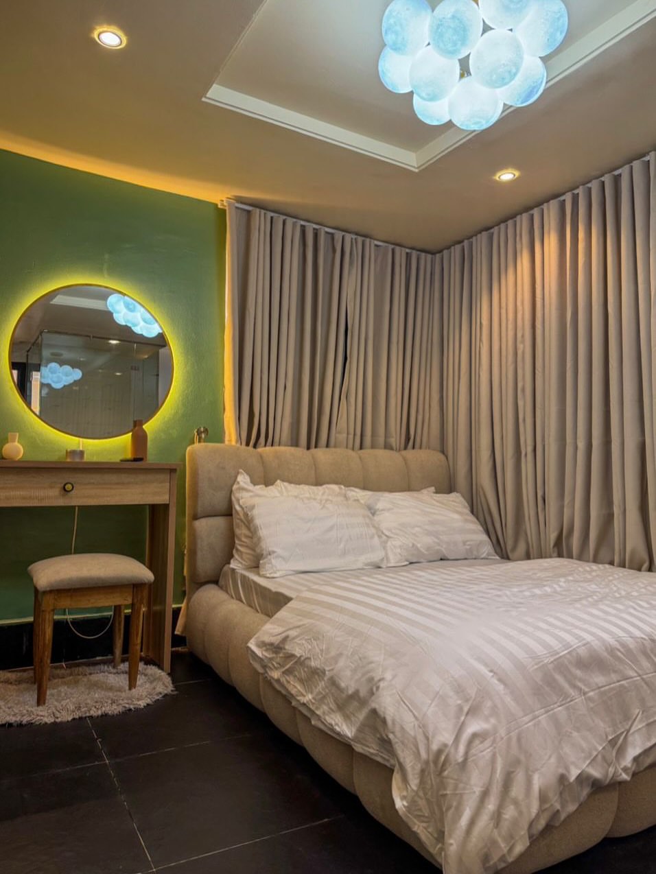 Lekki Penthouse: 2 Balconies, Chef & Smart Luxury