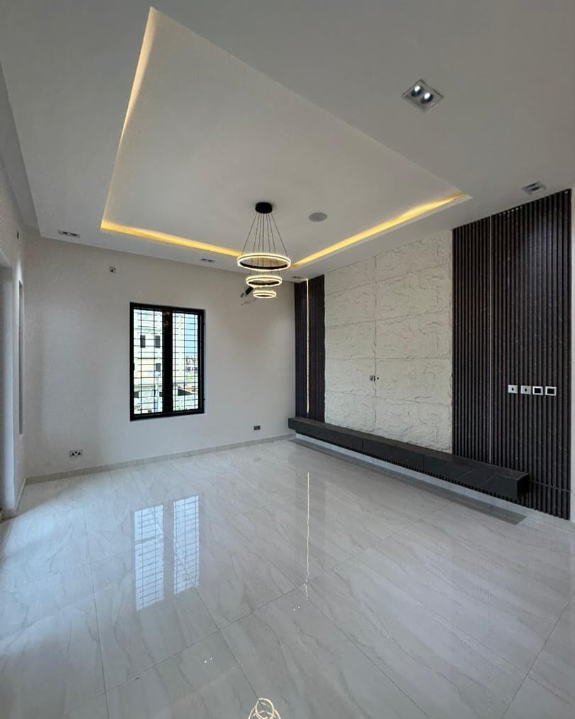 Luxury 6-Bed Dulex with Pool in Lekki Phase 1