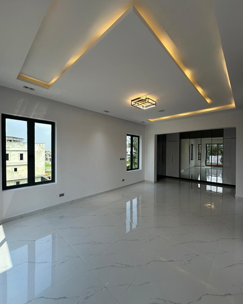 Luxury 6-Bed Dulex with Pool in Lekki Phase 1