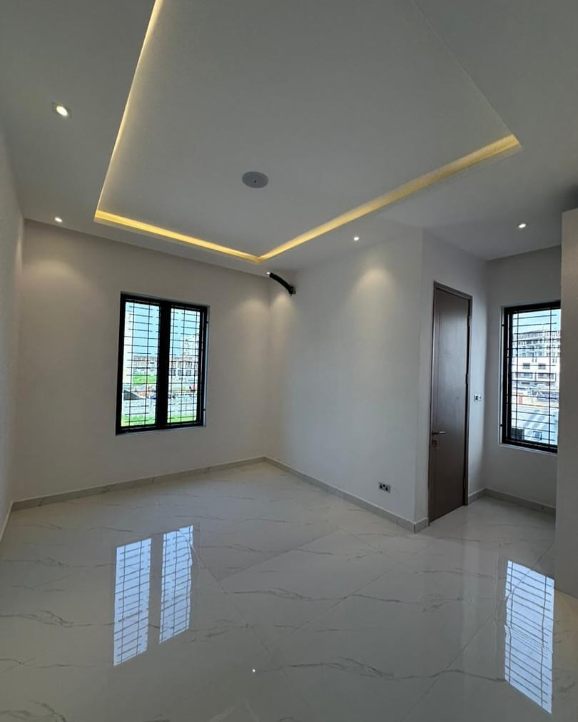 Luxury 6-Bed Dulex with Pool in Lekki Phase 1