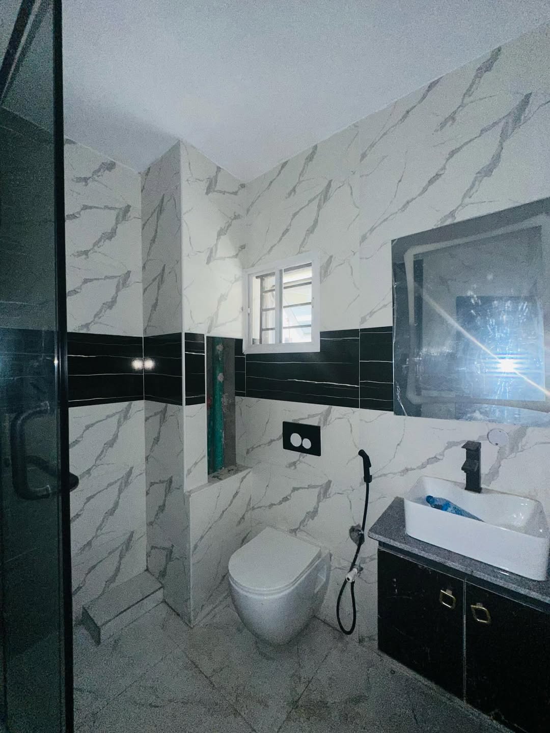 Luxury 2-Bed Apartment with Pool & Gym in Lekki