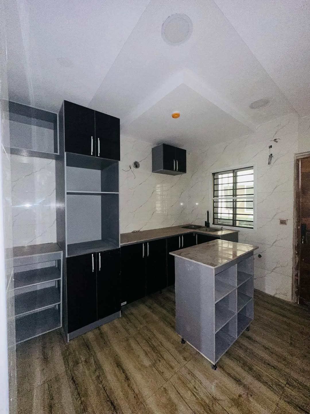 Luxury 2-Bed Apartment with Pool & Gym in Lekki