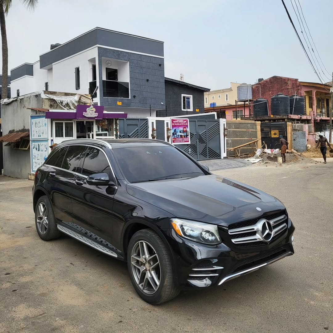 Luxury Loaded 2017 GLC300: Full Tech, Accident-Free