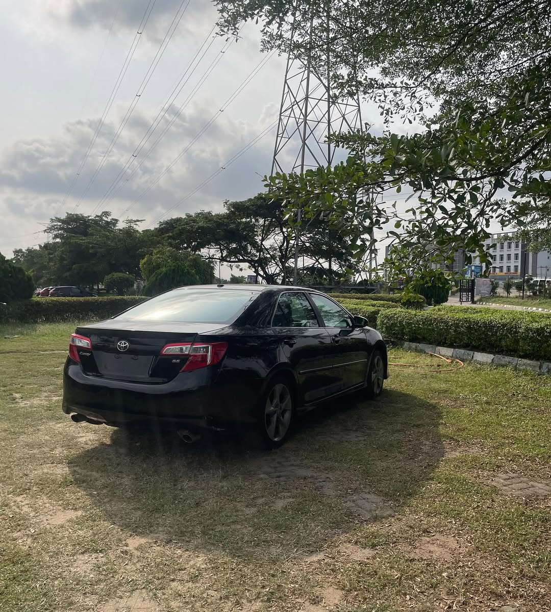 2012 Camry SE: Sunroof & Reverse Camry—Just Imported!