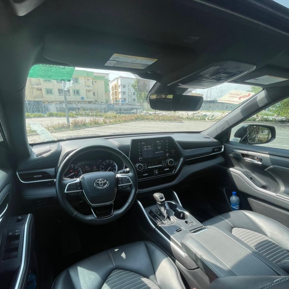 2023 Highlander XSE: Sporty Luxury Meets Family Power