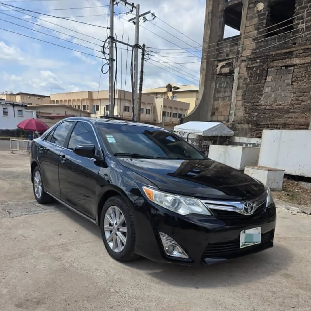 Luxury V6 Camry: Sunroof & Ready to Drive
