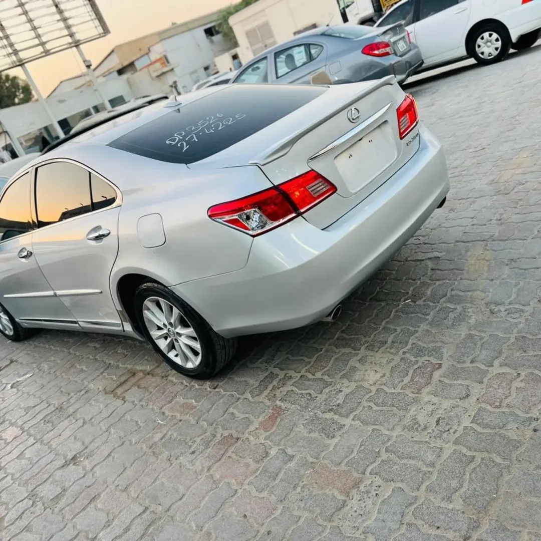 Luxury Lexus ES350: Super Clean & Ready to Drive!