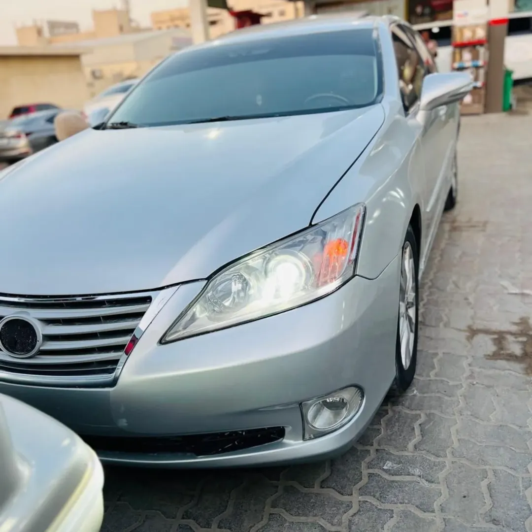 Luxury Lexus ES350: Super Clean & Ready to Drive!