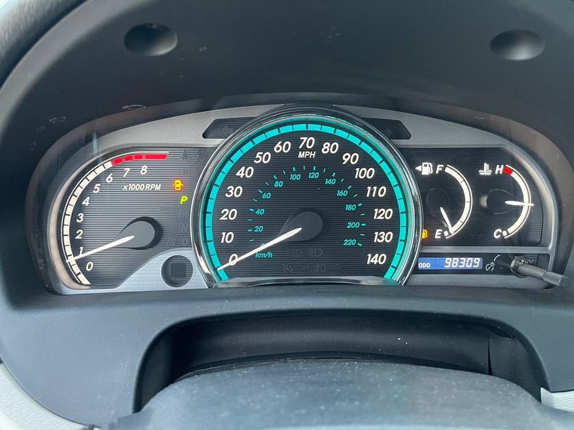 Luxury Venza: V6, Panoramic Roof, Cream Leather