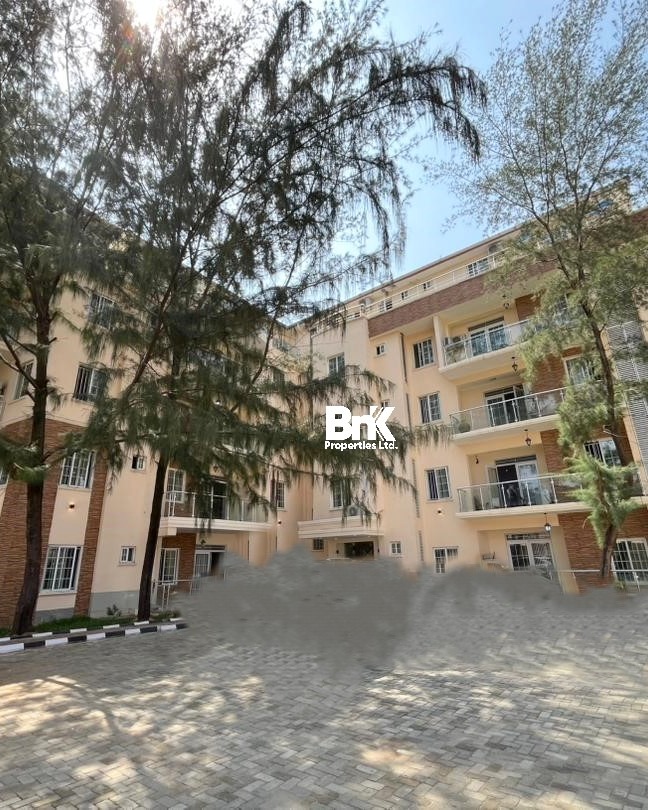 Your Dream Lagos Oasis: 3BR with Pool & Gym