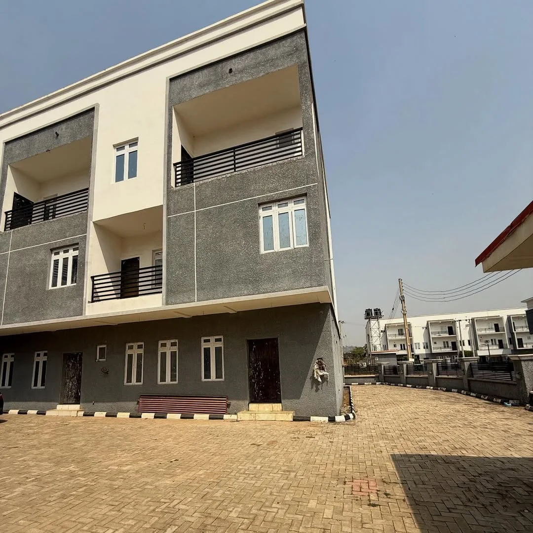 Exquisite 4-Bed Terrace Duplex with BQ in Dape