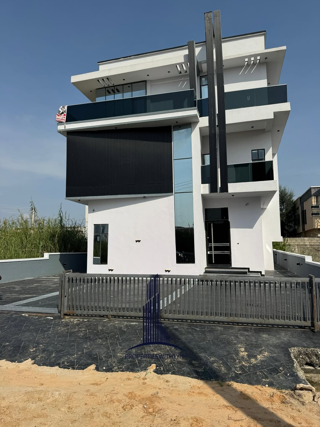 Stunning 5-Bed Duplex with Pool & Jacuzzi in Lekki