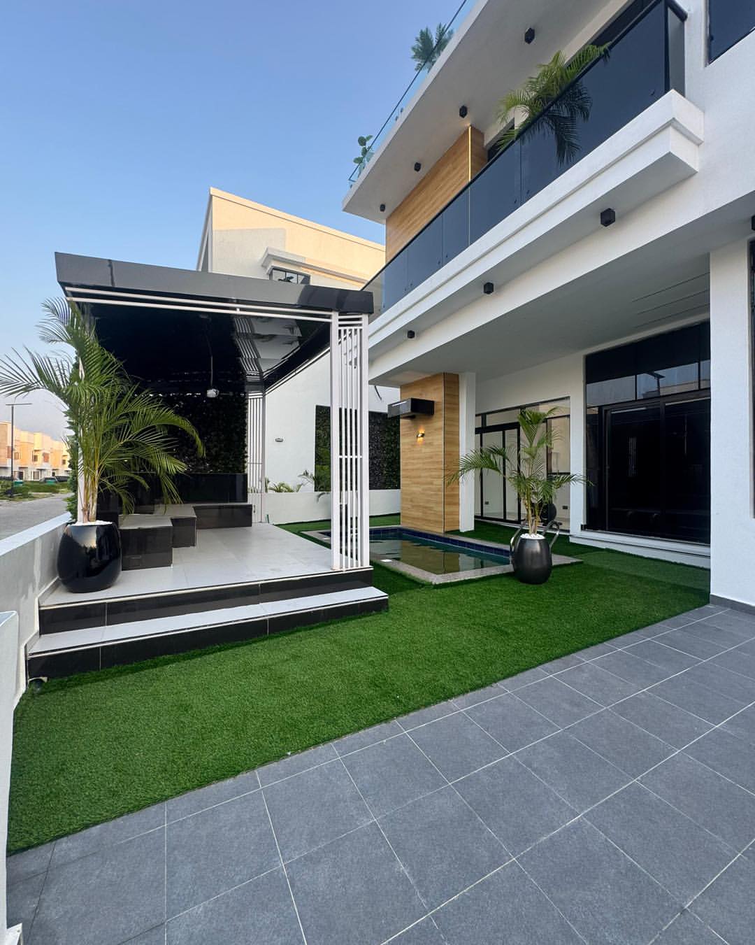 Majestic 5-Bed Rooftop Haven in Lekki