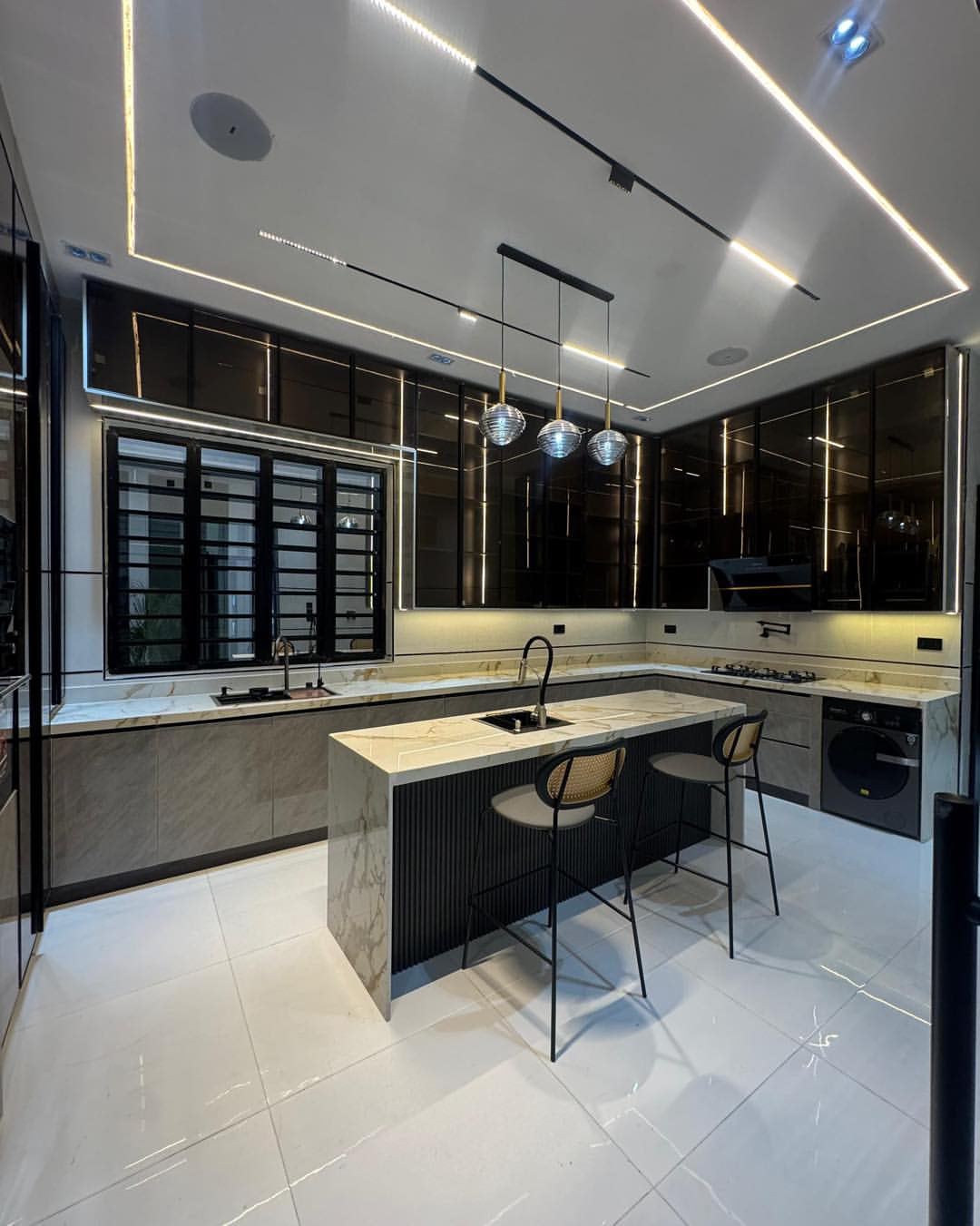 Majestic 5-Bed Rooftop Haven in Lekki