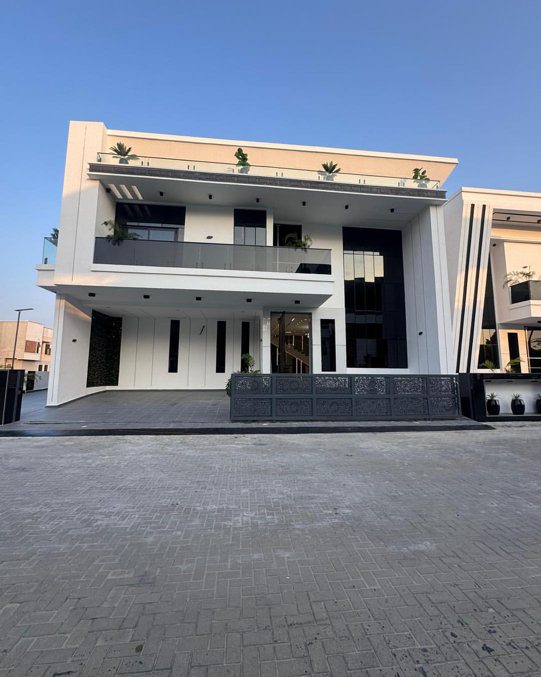 Majestic 5-Bed Rooftop Haven in Lekki