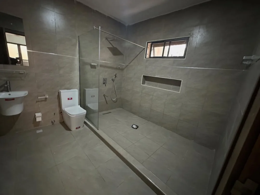 Stunning 5-Bed Terrace Duplex with BQ in Lifecamp