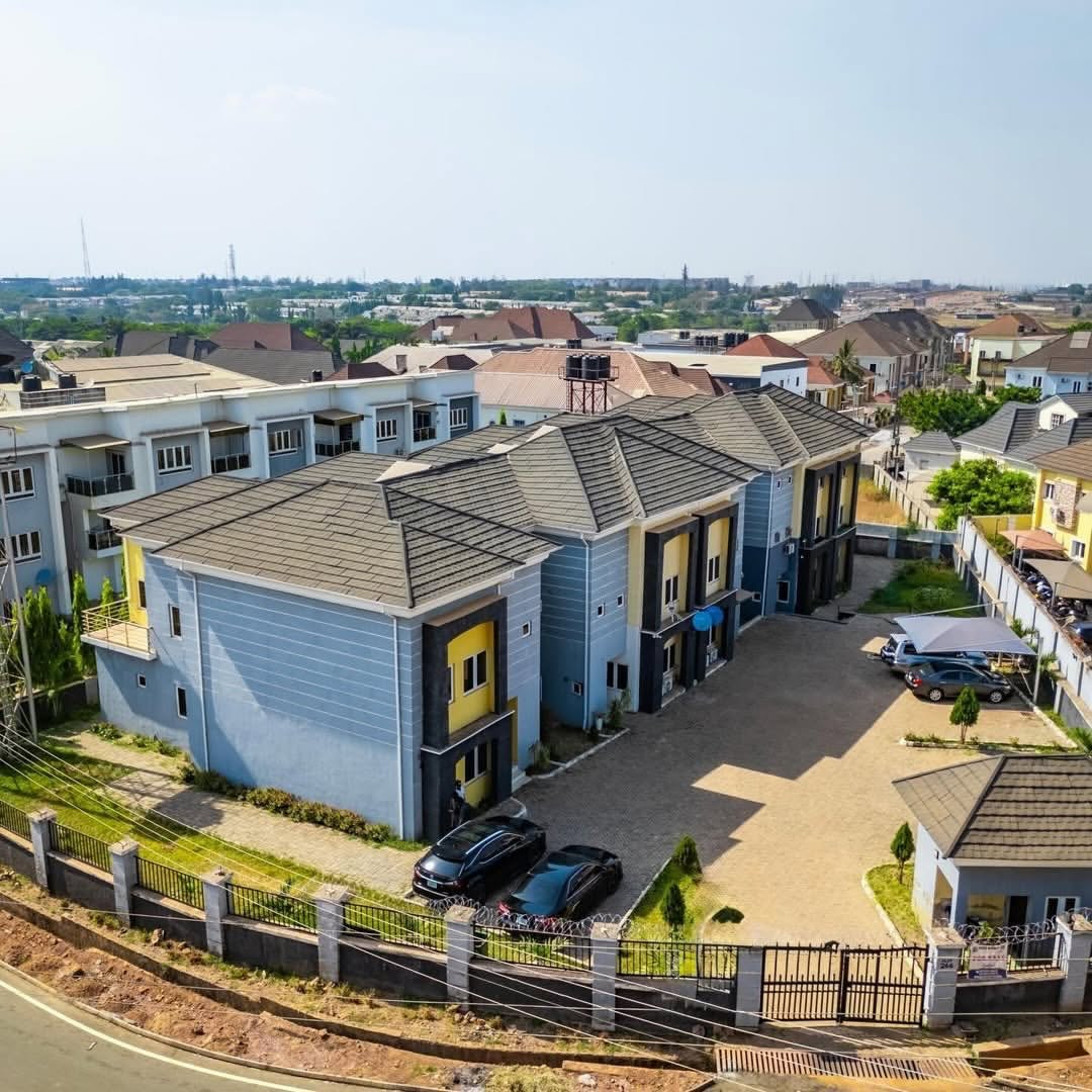 Corner Townhouse: 4-Bed Ensuite Haven in Durumi