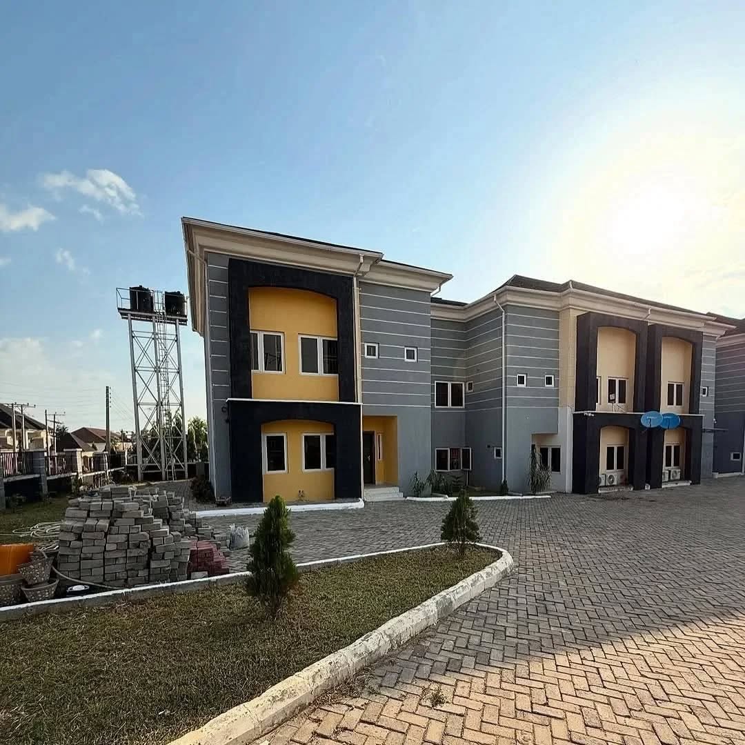 Corner Townhouse: 4-Bed Ensuite Haven in Durumi