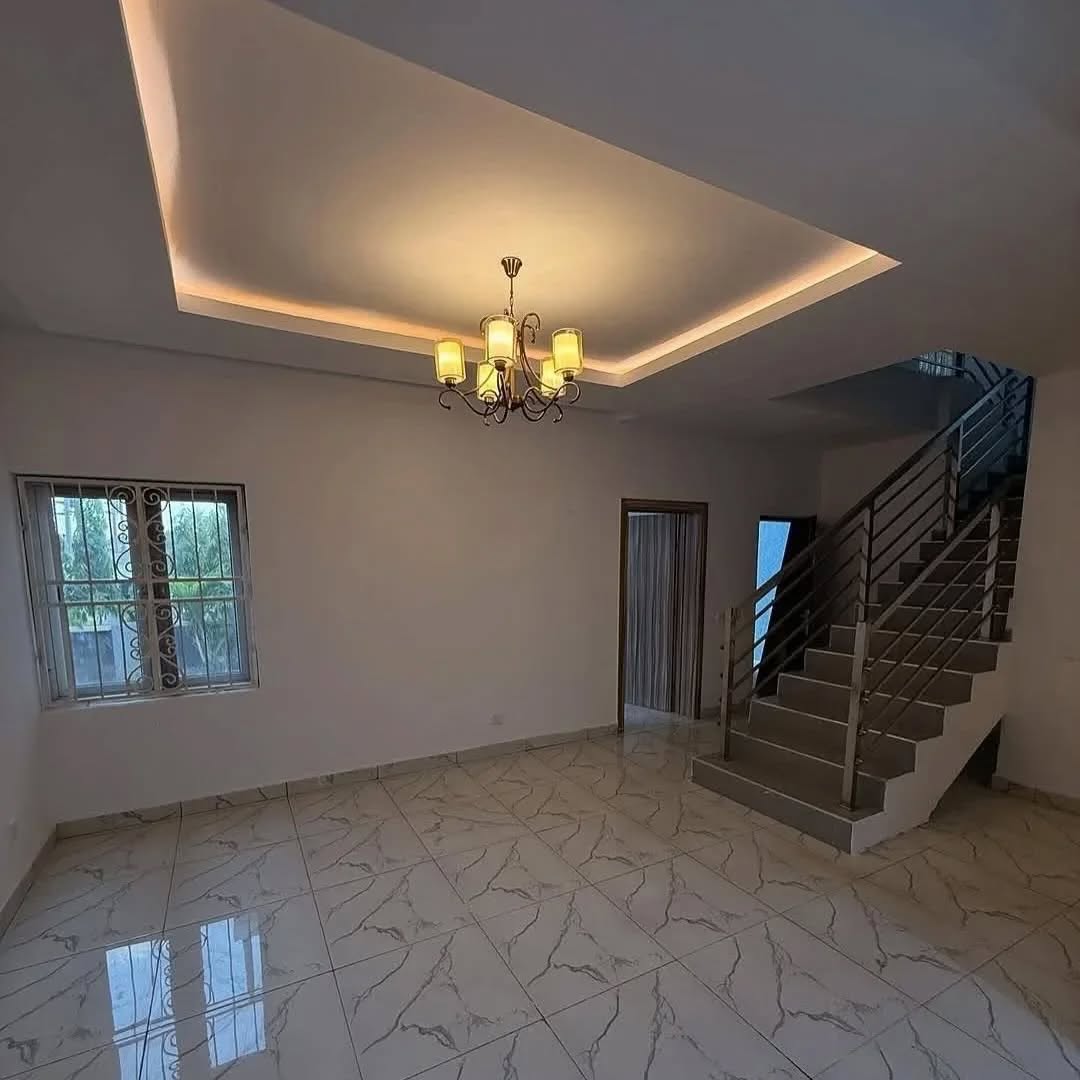 Corner Townhouse: 4-Bed Ensuite Haven in Durumi