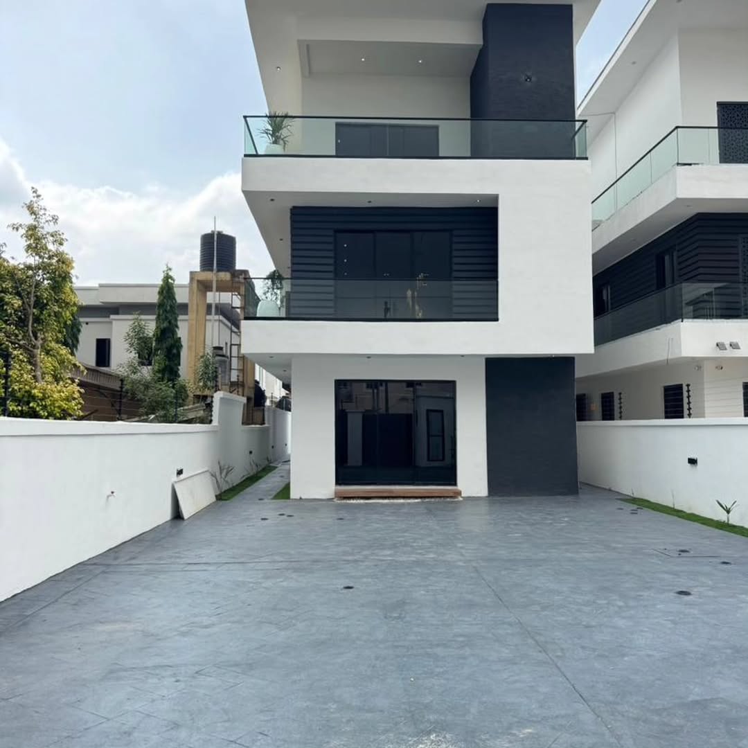 Ultimate 5-Bed Duplex with Private Pool & Rooftop Cinema