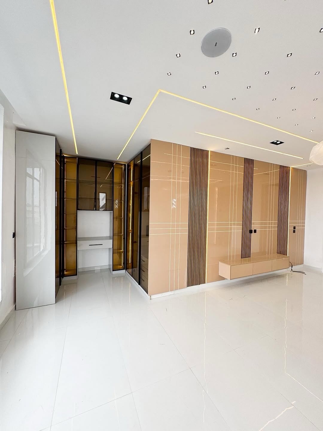 5-Bed Ajah Haven: Pool, BQ & Opulent Finishes