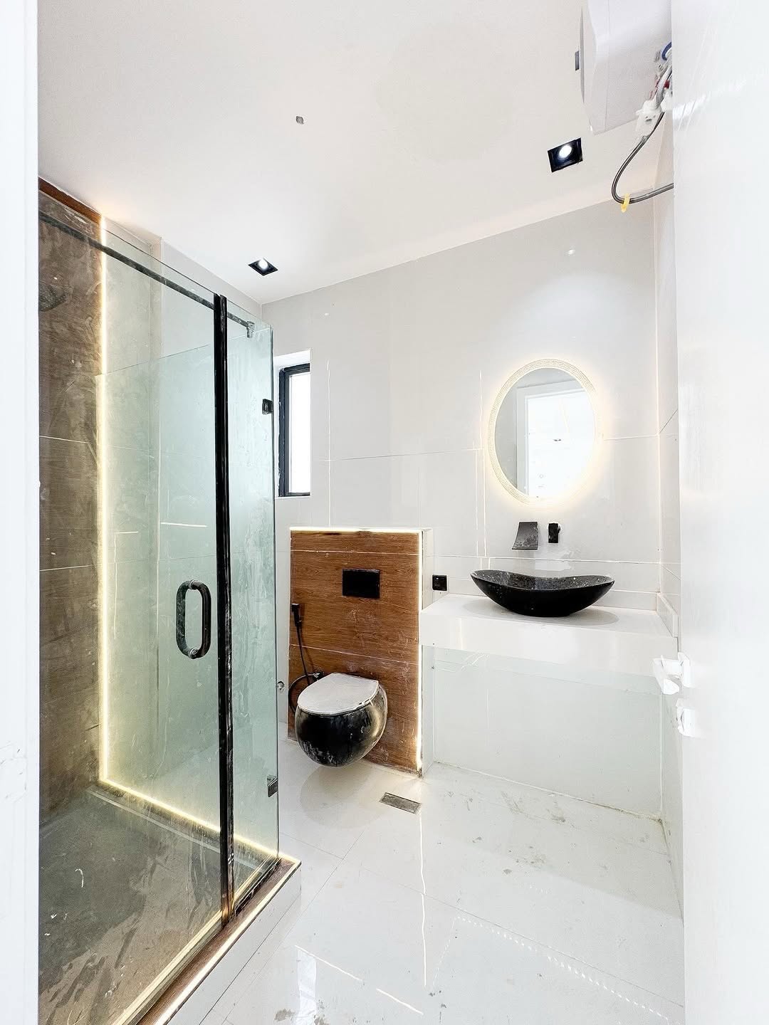 5-Bed Ajah Haven: Pool, BQ & Opulent Finishes