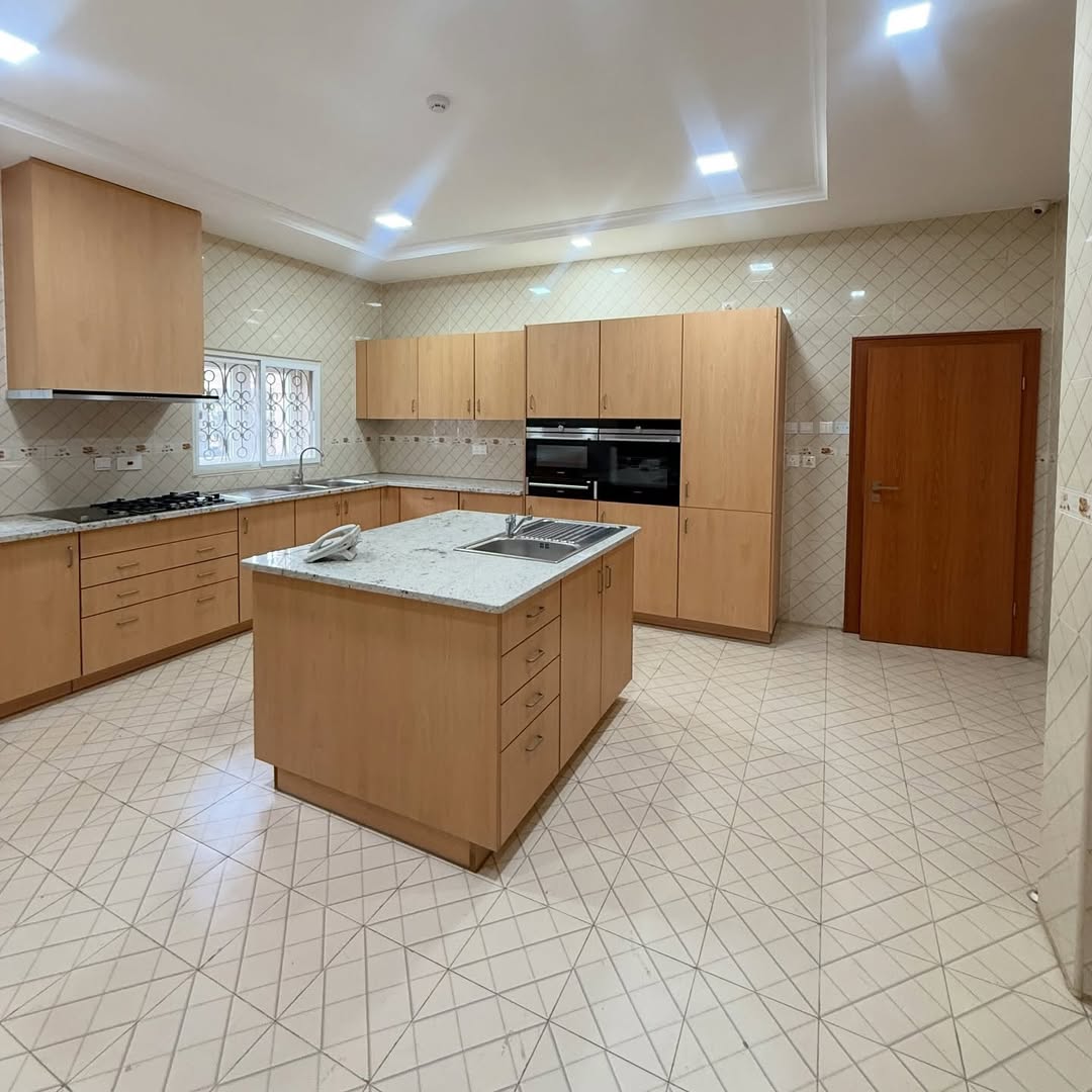 Majestic 5-Bed Villa with Penthouse in Maitama