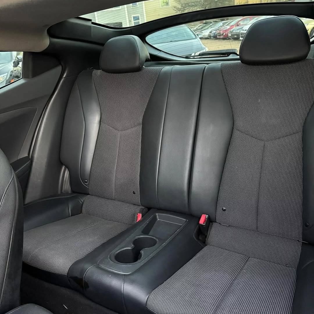 Sporty Hyundai Veloster: Panoramic Roof & Keyless