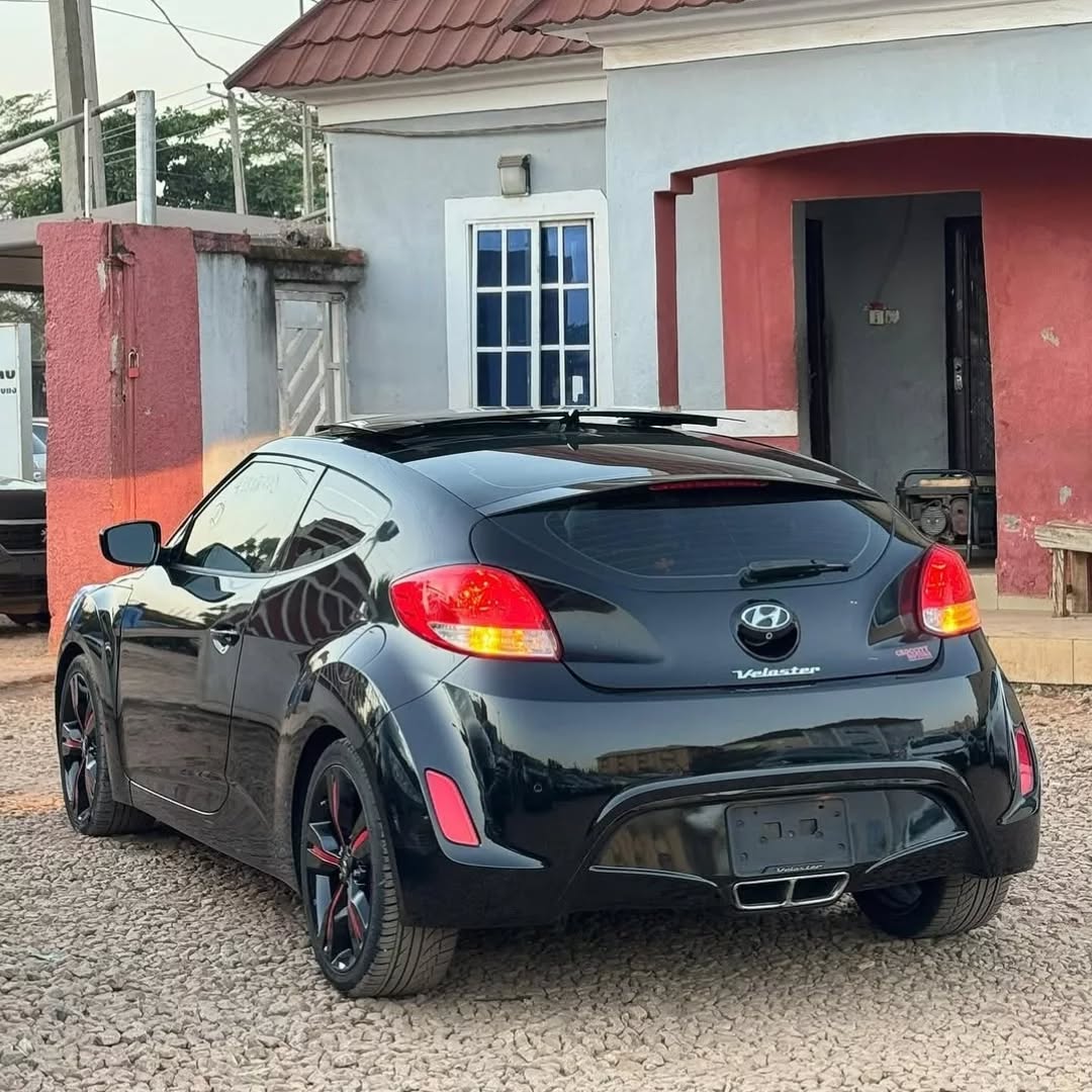 Sporty Hyundai Veloster: Panoramic Roof & Keyless