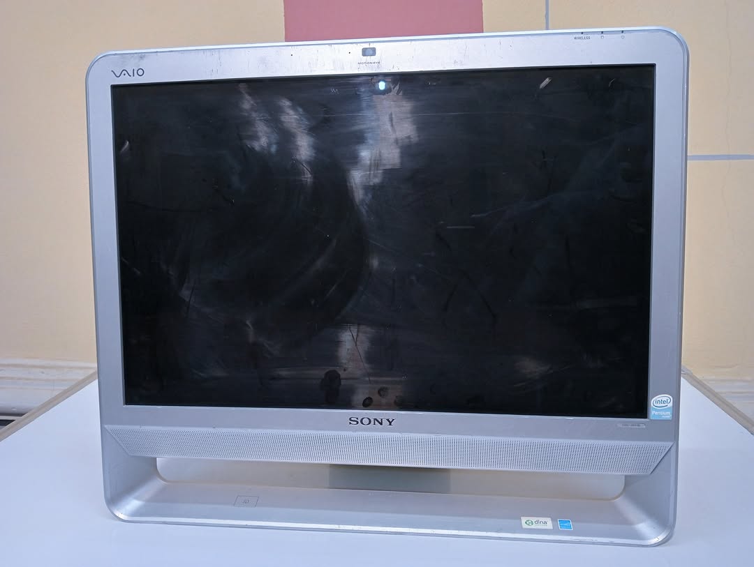 Sleek Sony VAIO All-in-One: 20″ HD, 4GB RAM, Windows 10 Pro