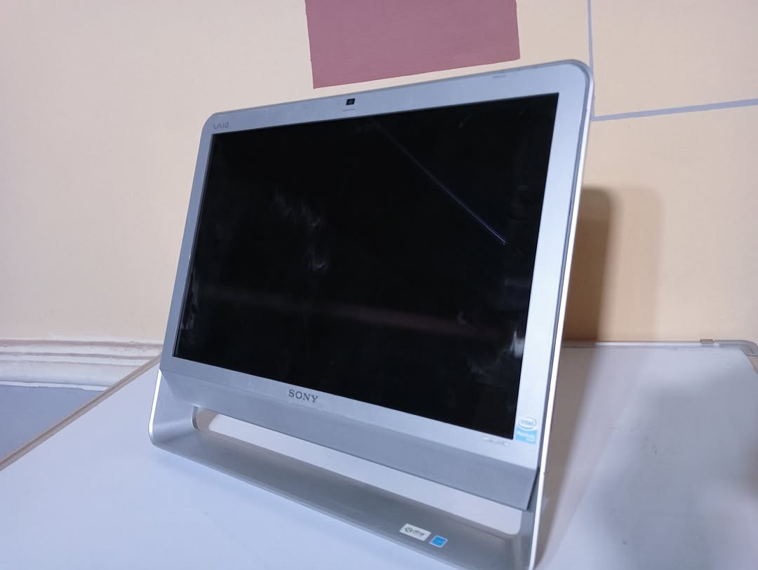 Sleek Sony VAIO All-in-One: 20″ HD, 4GB RAM, Windows 10 Pro