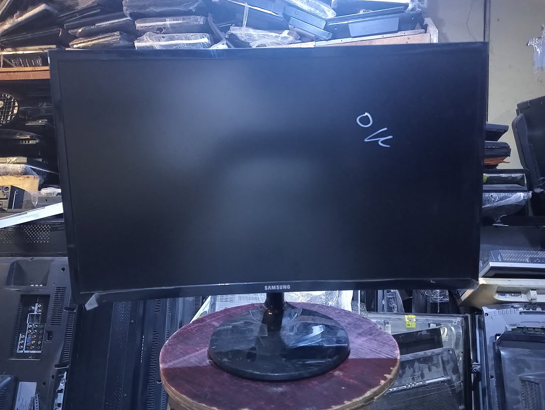 Immersive 24″ Curved QLED Monitors – N100,000