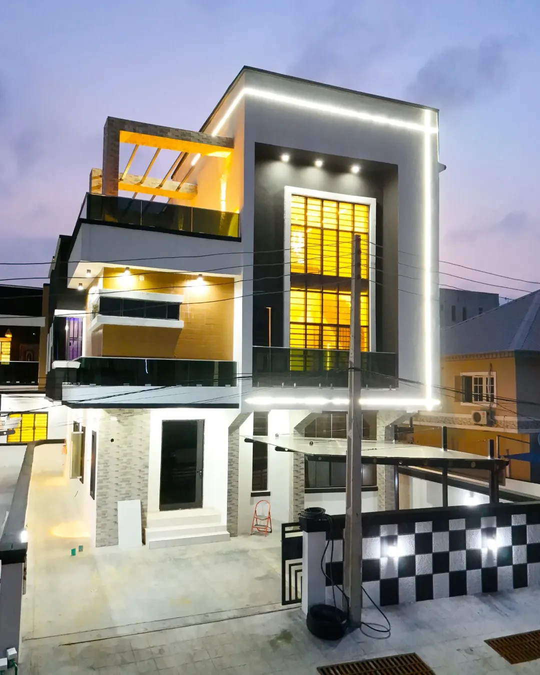 Smart 6-Bedroom Haven with Penthouse & BQ in Lekki