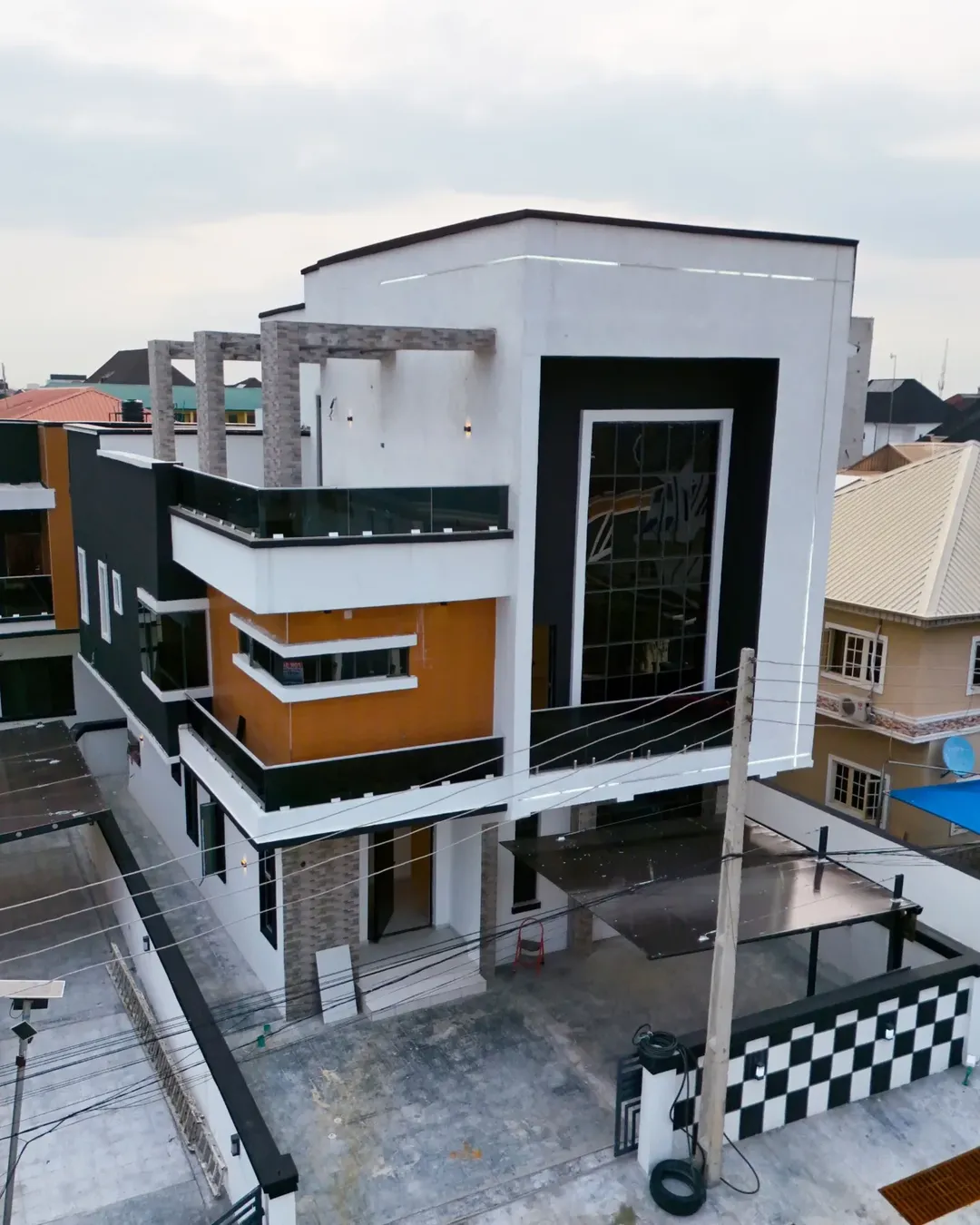 Smart 6-Bedroom Haven with Penthouse & BQ in Lekki