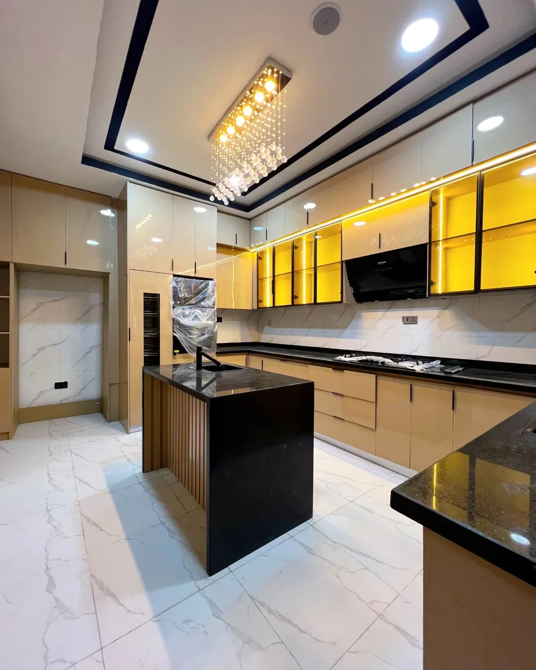 Smart 6-Bedroom Haven with Penthouse & BQ in Lekki