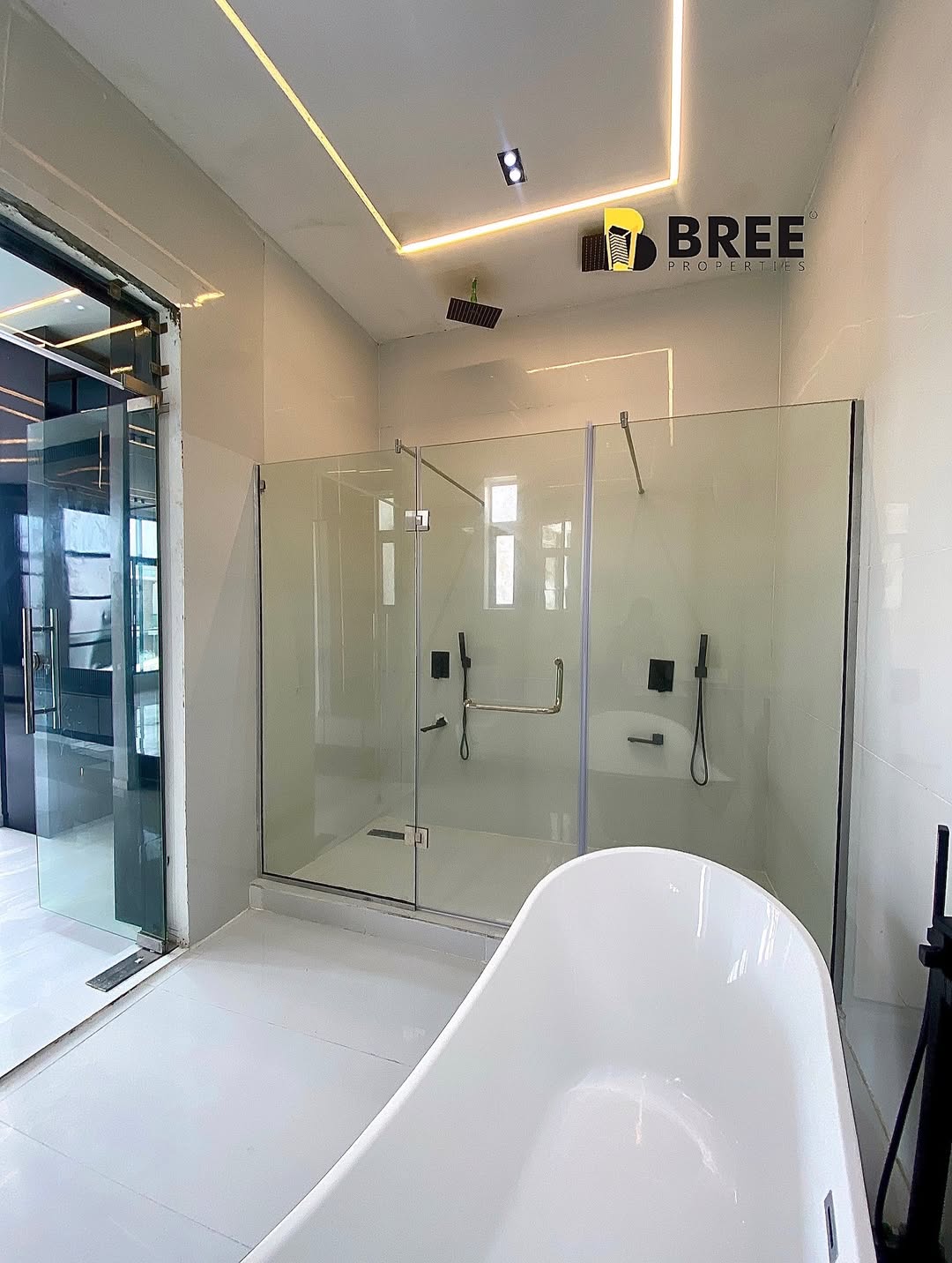 Opulent 5-Bedroom Haven with Resort-Style Pool in Ajah