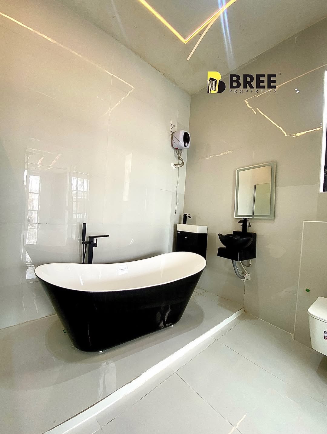 Opulent 5-Bedroom Haven with Resort-Style Pool in Ajah