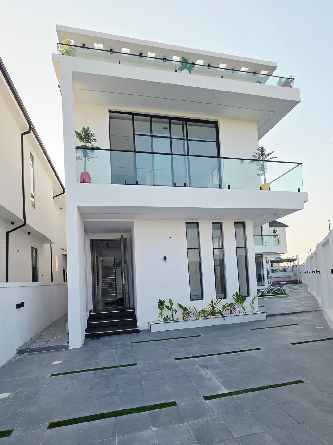 Elegant 5-Bedroom Haven with Cinema & Pool in Lekki