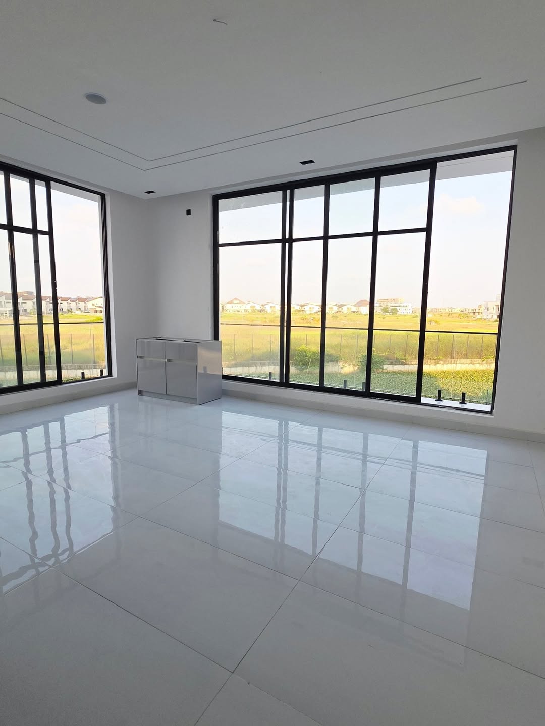 Elegant 5-Bedroom Haven with Cinema & Pool in Lekki