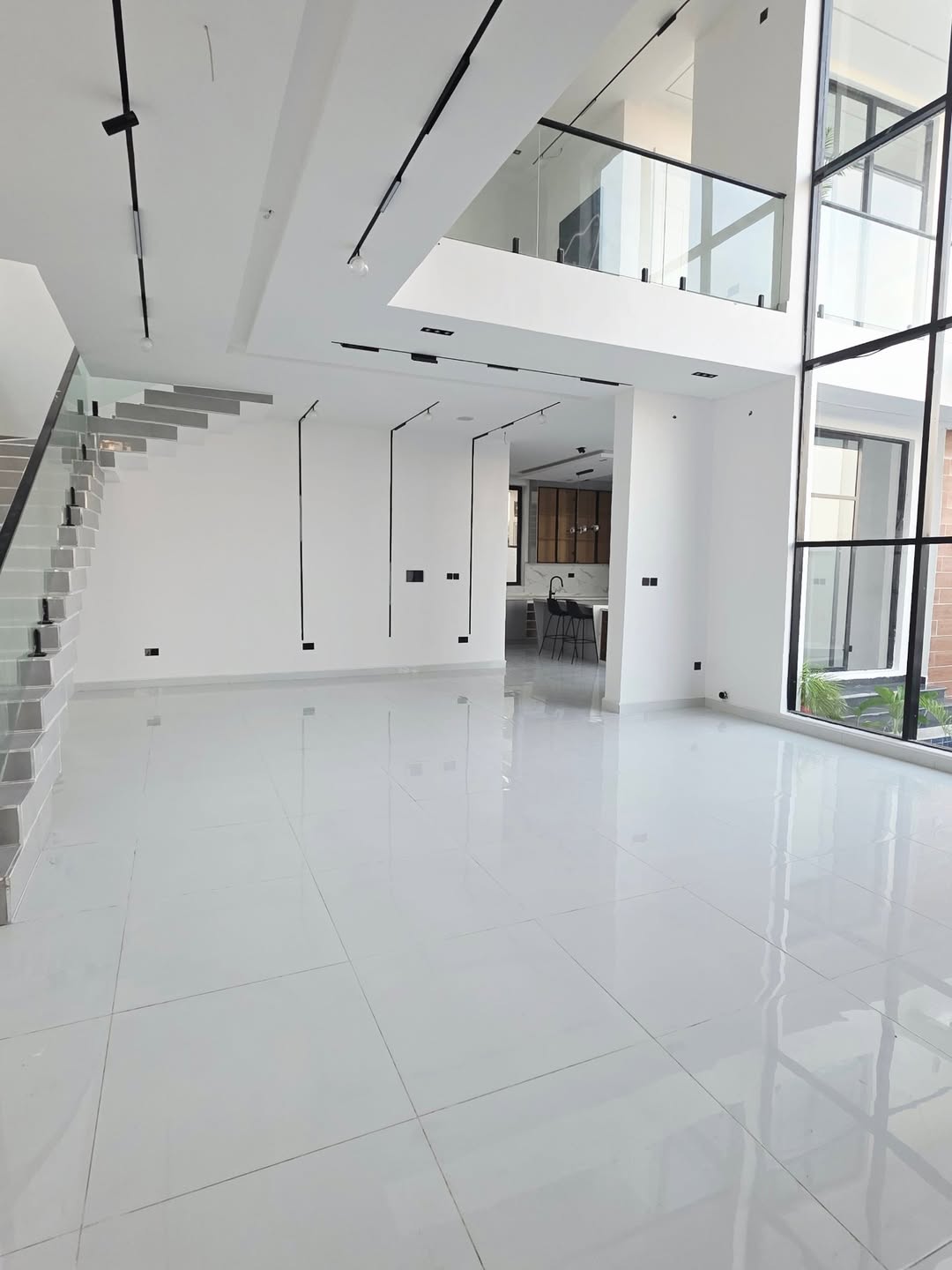 Elegant 5-Bedroom Haven with Cinema & Pool in Lekki