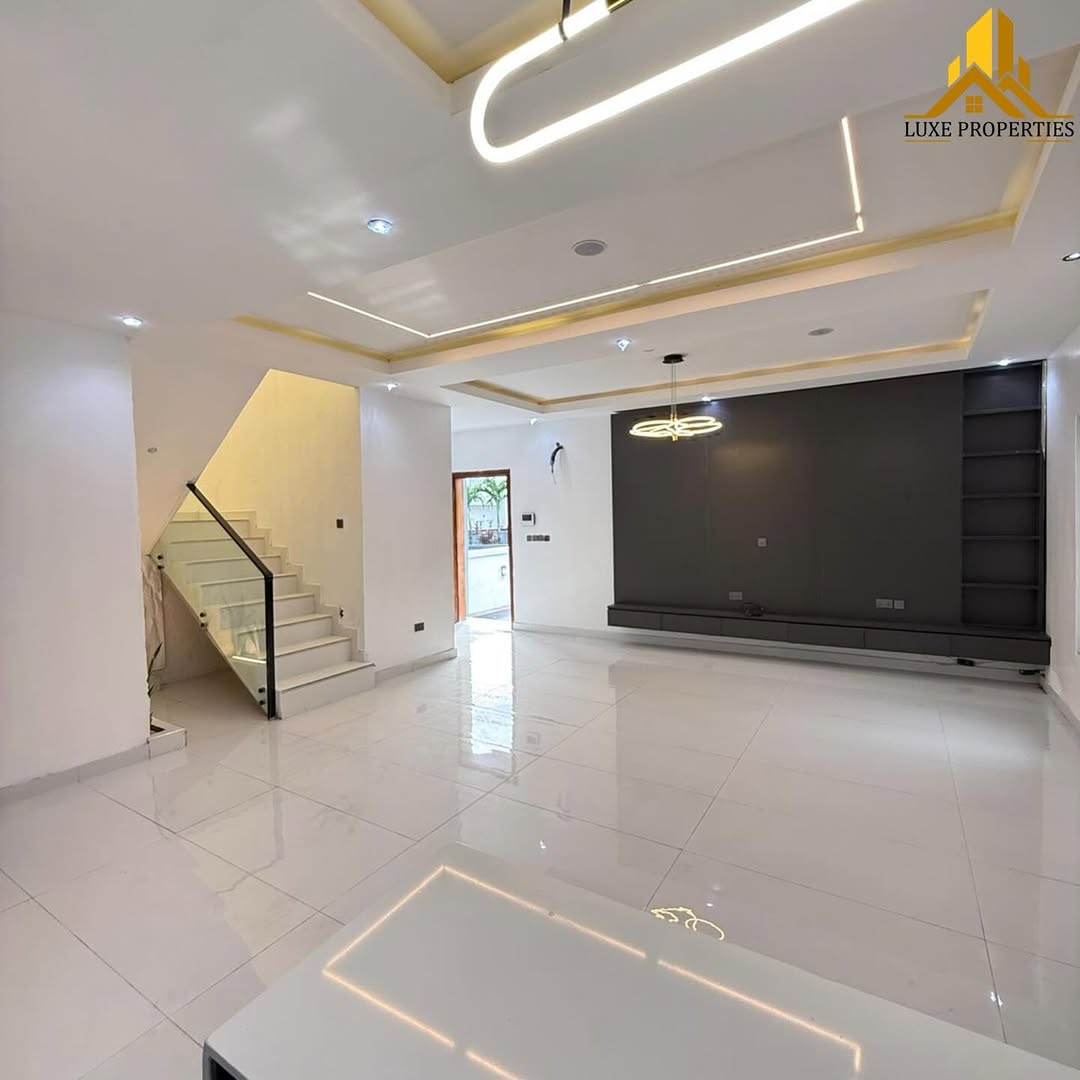 Elegant 4-Bed Duplex with Resort-Style Pool in Ajah