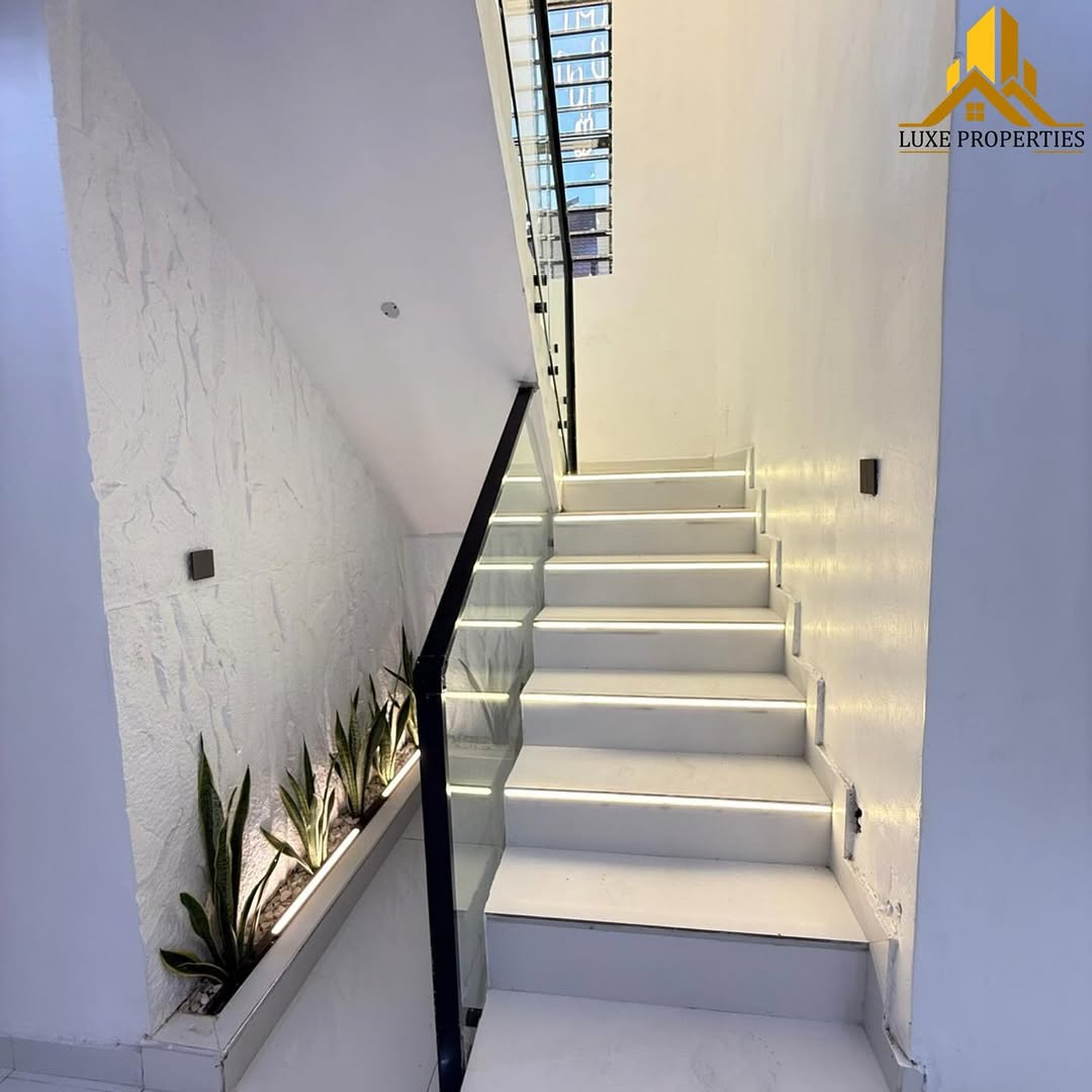 Elegant 4-Bed Duplex with Resort-Style Pool in Ajah