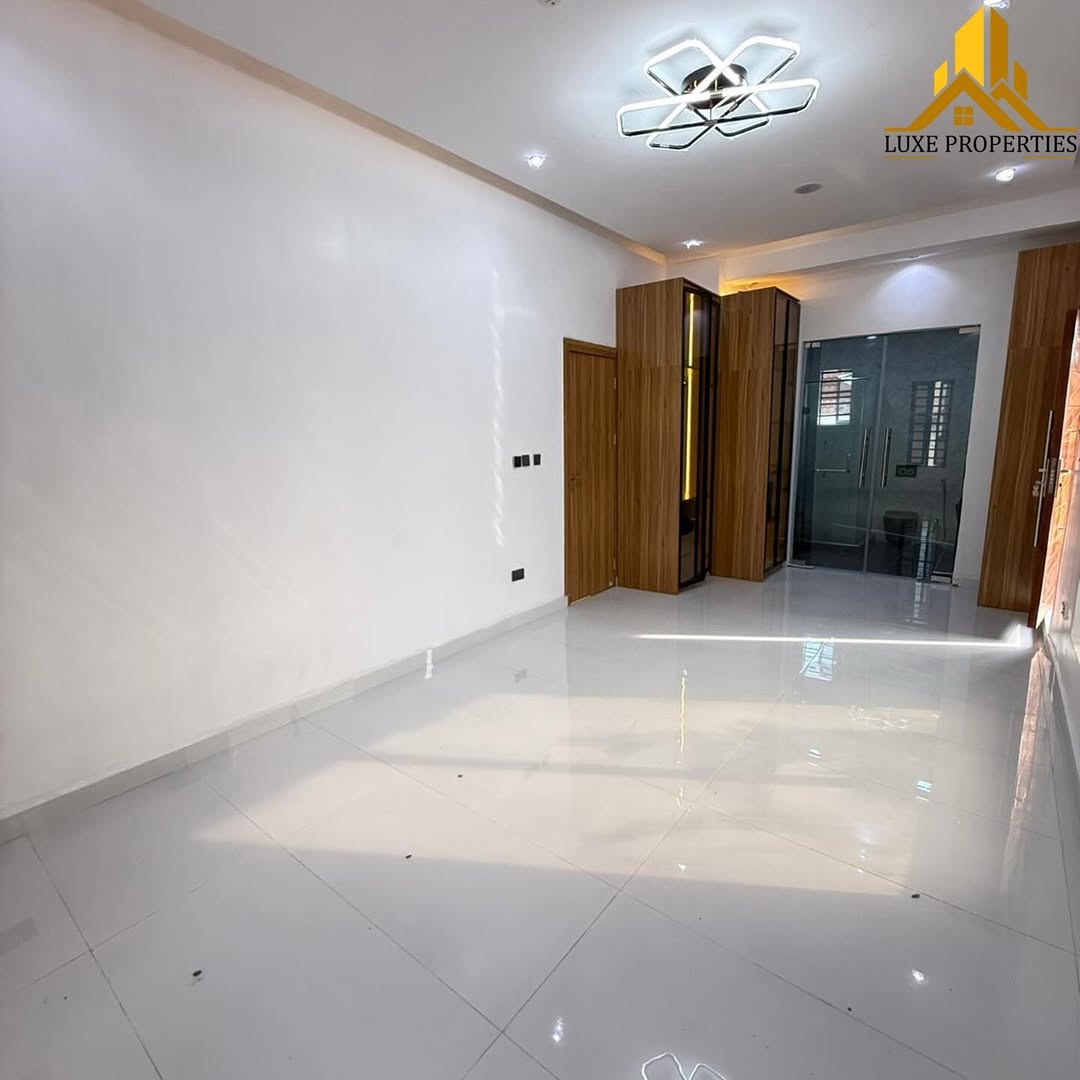 Elegant 4-Bed Duplex with Resort-Style Pool in Ajah